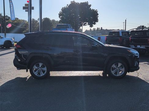 Used 2022 Toyota RAV4 XLE w/ Convenience Package image 2