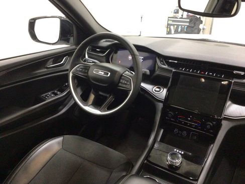 Used 2024 Jeep Grand Cherokee Altitude image 16