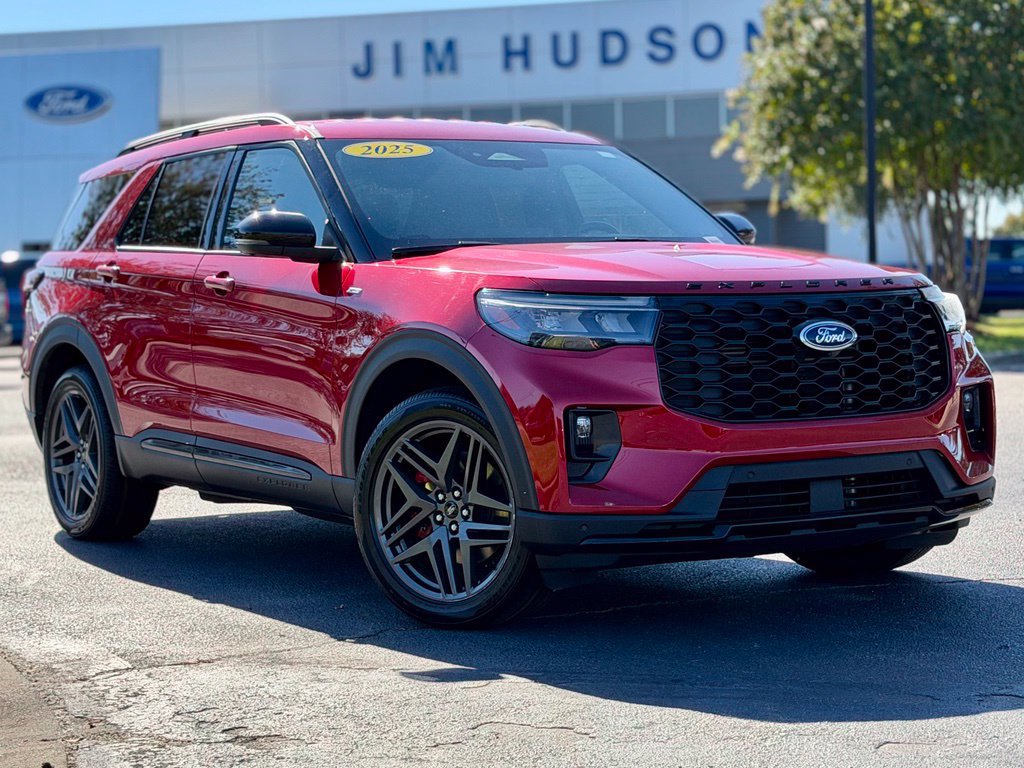 Used 2025 Ford Explorer ST-Line w/ ST-Line Street Pack AWD/4WD image 2