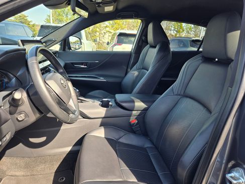 Used 2021 Toyota Venza Limited image 24