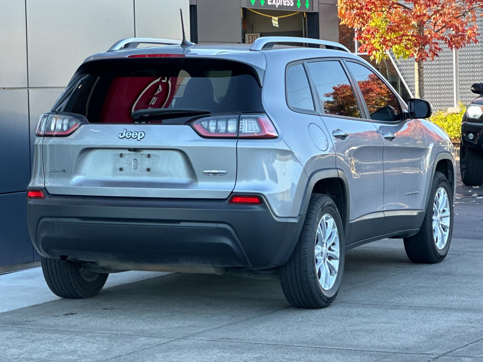 Used 2021 Jeep Cherokee Latitude AWD/4WD image 4