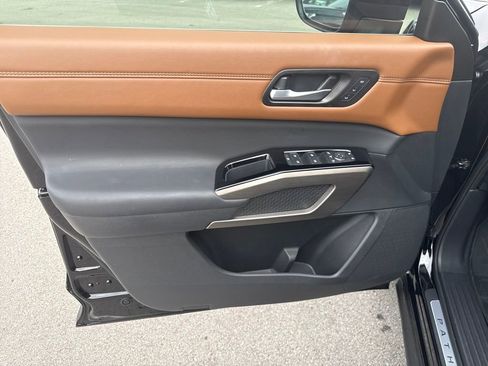 Used 2025 Nissan Pathfinder Platinum image 11