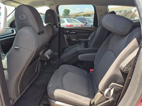 Used 2015 Chevrolet Traverse LT w/ Style and Technology Package FWD image 9