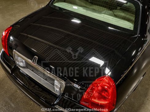 Used 2010 Lincoln Town Car Signature Limited image 48