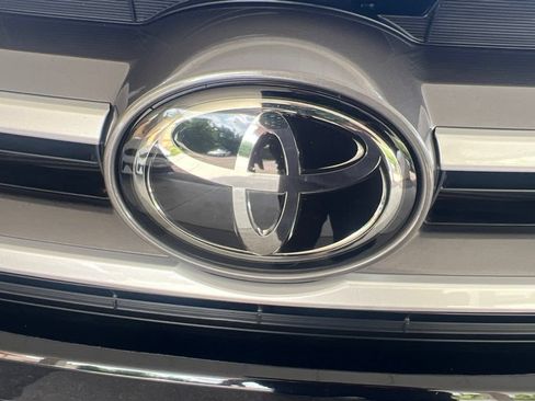 Used 2019 Toyota Highlander XLE AWD/4WD image 31