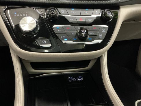 Used 2023 Chrysler Pacifica Limited FWD image 24