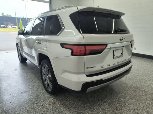 Used 2024 Toyota Sequoia Capstone AWD/4WD image 3