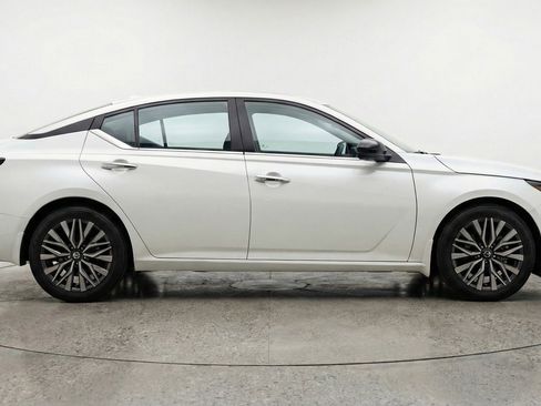 Used 2025 Nissan Altima 2.5 SV FWD image 11