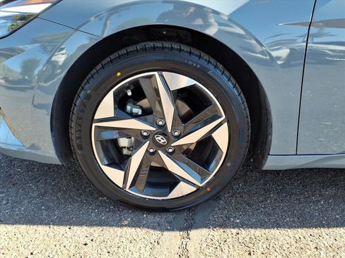Certified 2022 Hyundai Elantra Limited image 9