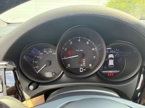 Used 2025 Porsche Macan AWD/4WD image 27