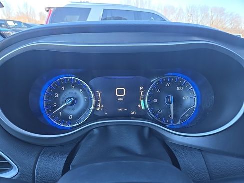 Used 2025 Chrysler Pacifica Select image 44