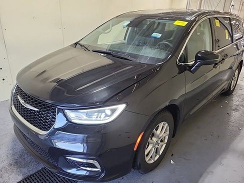 Used 2023 Chrysler Pacifica Touring-L image 2