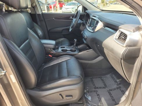 Used 2017 Kia Sorento EX image 16