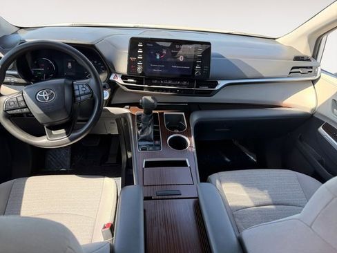 Certified 2022 Toyota Sienna LE w/ LE Plus Package AWD/4WD image 10