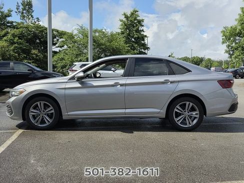 Used 2024 Volkswagen Jetta SE w/ Panoramic Sunroof Package FWD image 2
