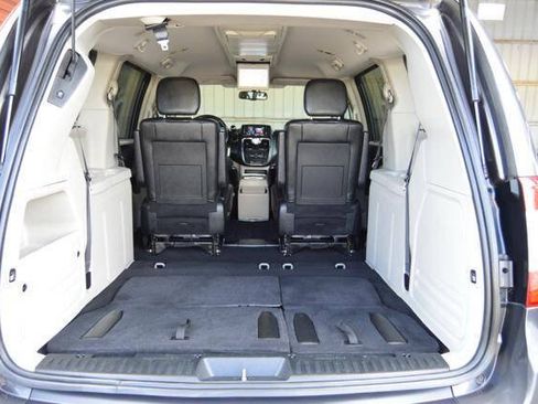 Used 2015 Chrysler Town & Country Touring FWD image 43