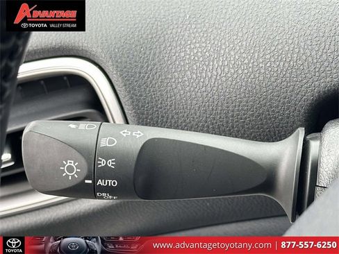 Used 2022 Toyota Prius Prime XLE image 27