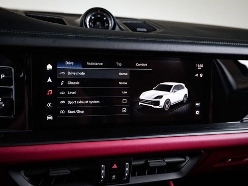 Certified 2025 Porsche Cayenne GTS AWD/4WD image 18