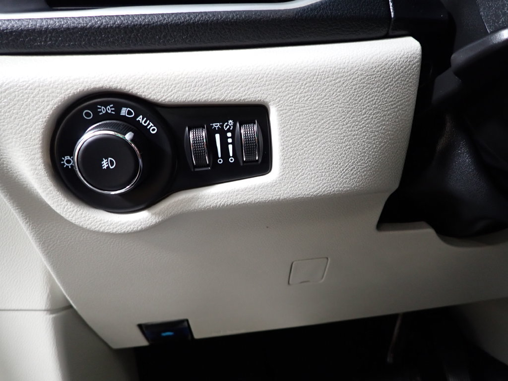 Used 2021 Chrysler Pacifica Touring-L FWD image 22