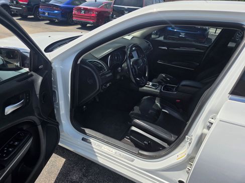Used 2019 Chrysler 300 Limited RWD image 5