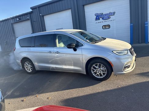 Used 2024 Chrysler Pacifica Touring-L image 4