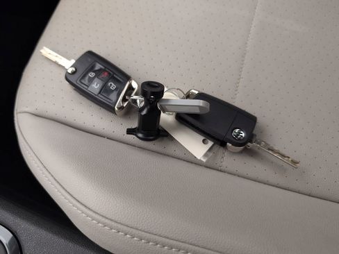 Used 2020 Volkswagen Tiguan SE w/ Panoramic Sunroof Package image 48