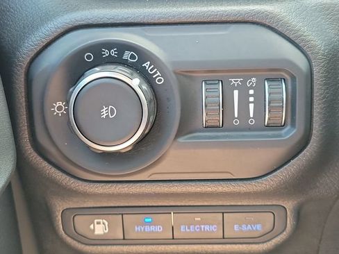 Used 2022 Jeep Wrangler Unlimited Sahara AWD/4WD image 28