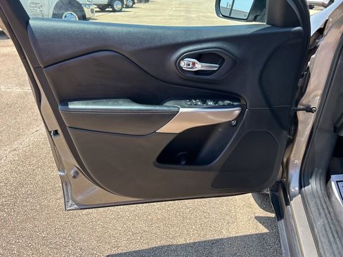 Used 2018 Jeep Cherokee Limited image 9