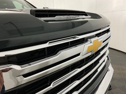 Used 2025 Chevrolet Silverado 2500 LTZ w/ LTZ Convenience Package image 11