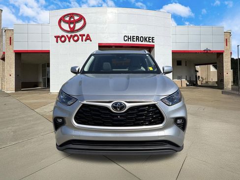 Used 2023 Toyota Highlander XLE image 2