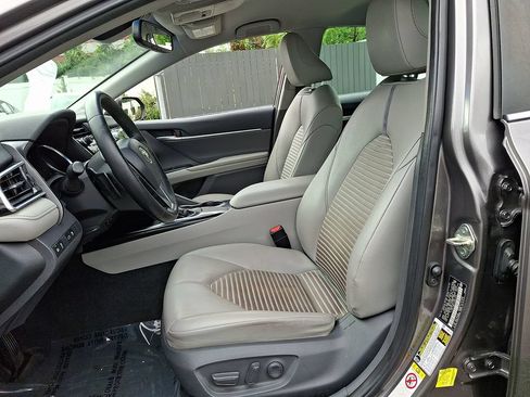 Used 2018 Toyota Camry SE w/ Convenience Package FWD image 14