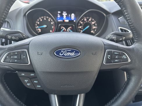 Used 2018 Ford Focus Titanium w/ Titanium Technology Package FWD image 17