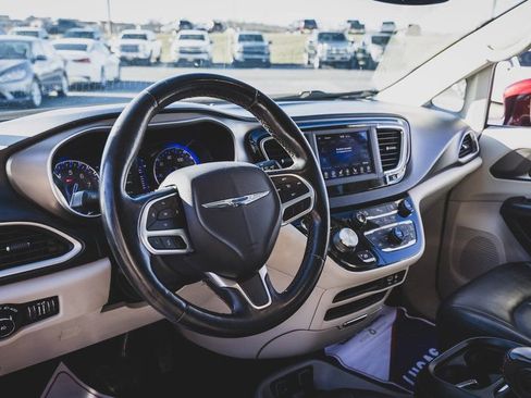 Used 2020 Chrysler Pacifica Touring-L image 2