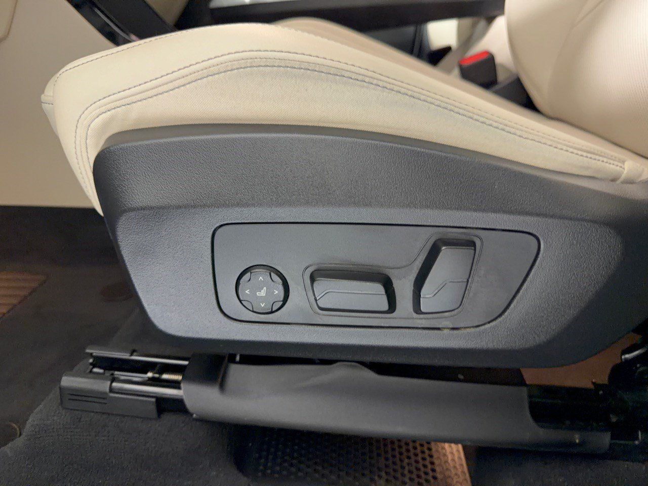 Used 2025 BMW X1 xDrive28i w/ Technology Package AWD/4WD image 16