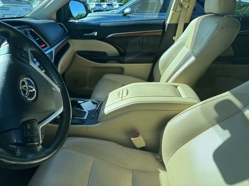 Used 2019 Toyota Highlander Limited Platinum AWD/4WD image 10