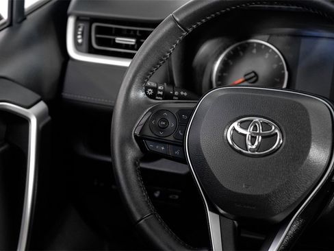 Used 2021 Toyota RAV4 XLE Premium image 16