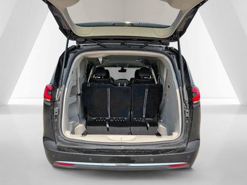 Used 2023 Chrysler Pacifica Touring-L FWD image 33