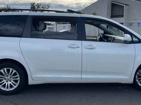 Used 2017 Toyota Sienna L image 2