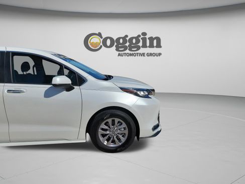 Used 2022 Toyota Sienna XLE FWD image 31