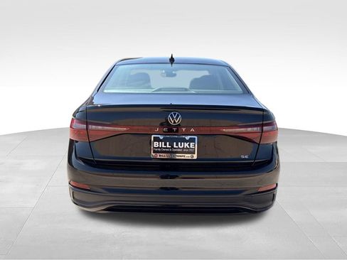 Used 2025 Volkswagen Jetta SE FWD image 8
