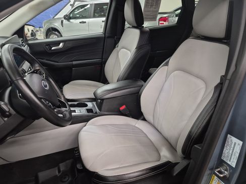 Certified 2025 Ford Escape SE w/ PHEV Premium Package image 11