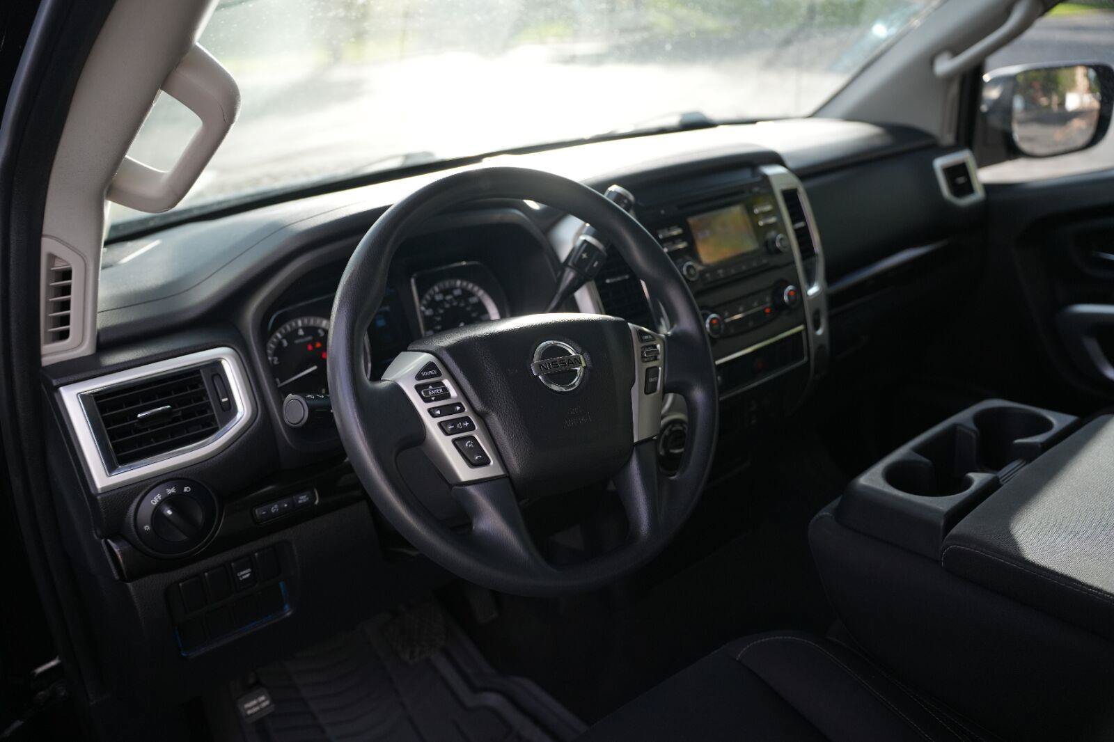 Used 2018 Nissan Titan SV AWD/4WD image 9