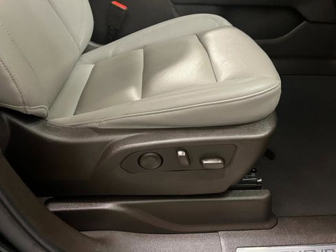 Used 2025 Chevrolet Suburban LT image 35