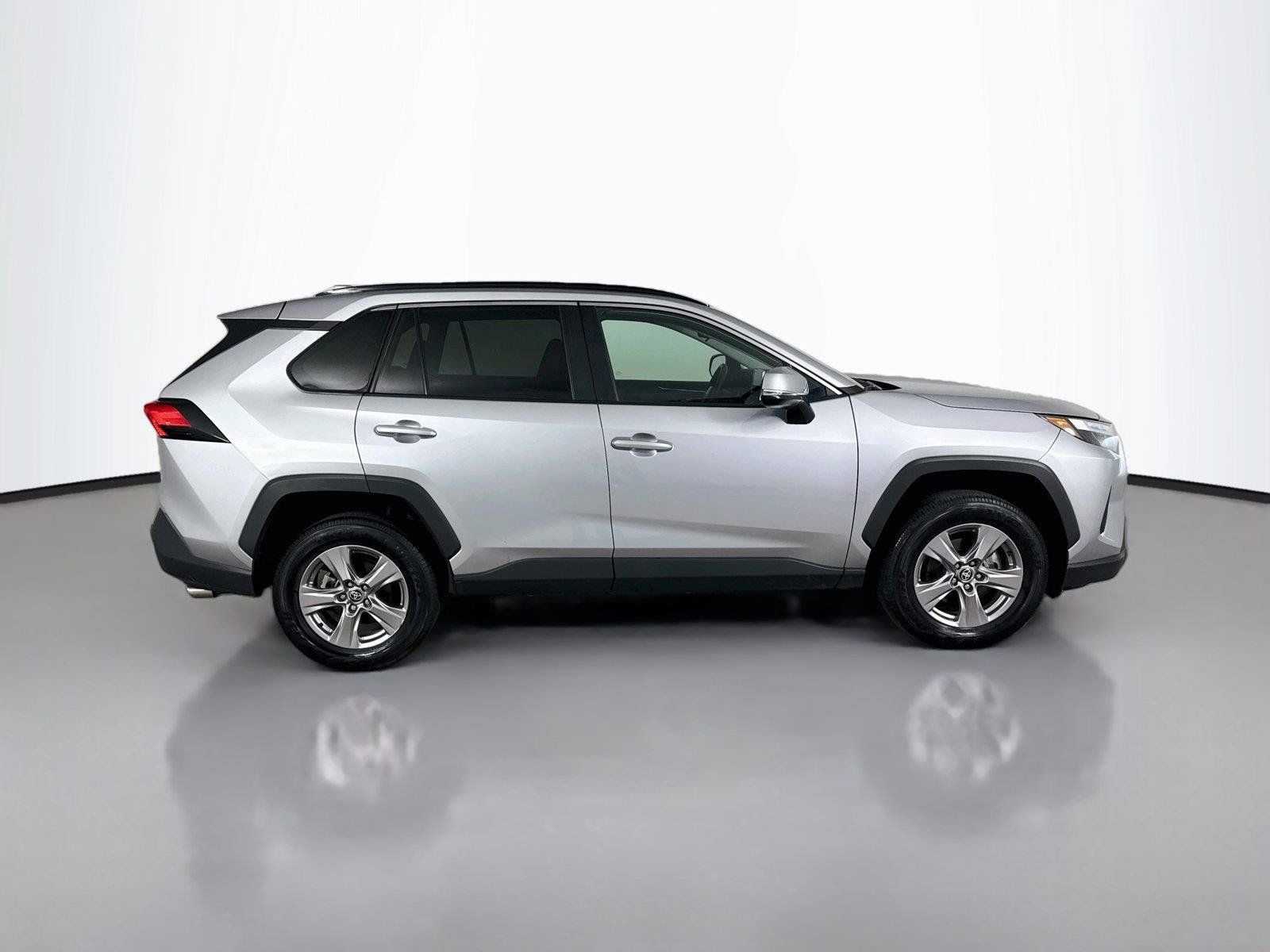 Used 2025 Toyota RAV4 XLE AWD/4WD image 16