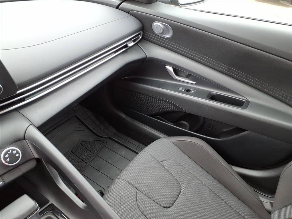 Used 2026 Hyundai Elantra SE FWD image 34