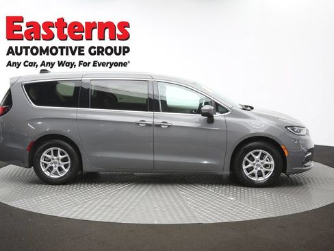 Used 2023 Chrysler Pacifica Touring-L FWD image 45