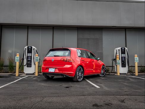 Used 2017 Volkswagen GTI SE FWD image 5
