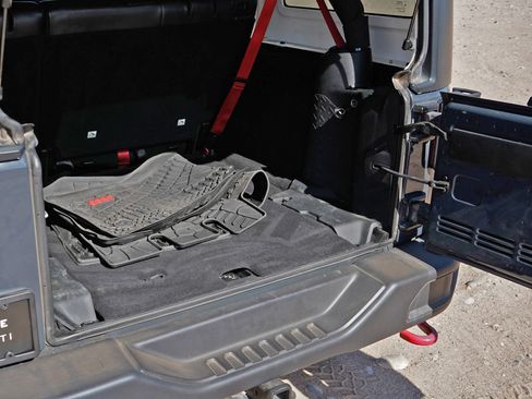 Used 2017 Jeep Wrangler Unlimited Rubicon image 12