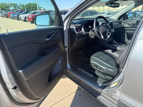 Used 2023 GMC Acadia SLT w/ Preferred Package AWD/4WD image 9