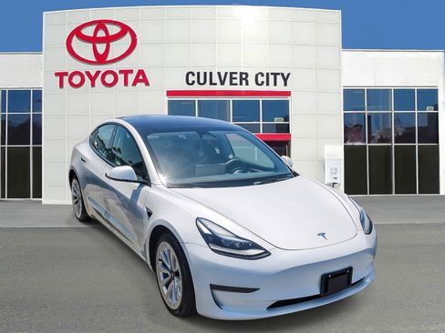 Used 2023 Tesla Model 3 Standard Range RWD image 1